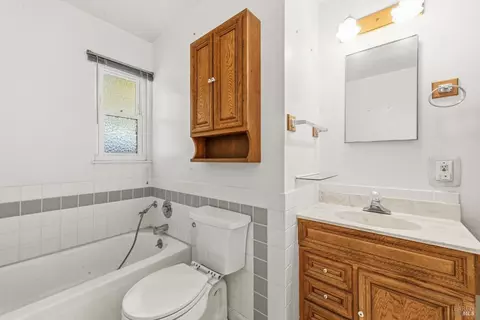 Bath - 213 Hemlock St, Vacaville, CA 95688 photo 1 of 4