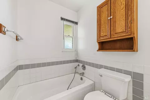 Bath - 213 Hemlock St, Vacaville, CA 95688 photo 2 of 4