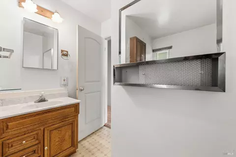 Bath - 213 Hemlock St, Vacaville, CA 95688 photo 3 of 4