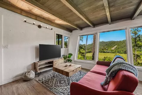 11688 Oak Rd, Forestville, CA 95436