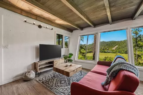 11688 Oak Rd, Forestville, CA 95436