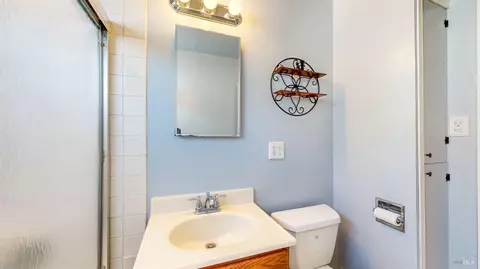 Bath - 809 Maple Ave, Vallejo, CA 94591 photo 2 of 2