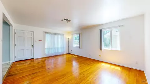 Living - 809 Maple Ave, Vallejo, CA 94591 photo 3 of 4