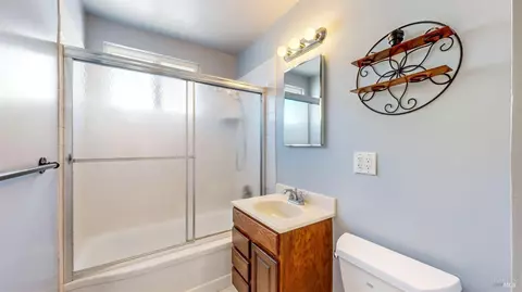 Bath - 809 Maple Ave, Vallejo, CA 94591 photo 1 of 2