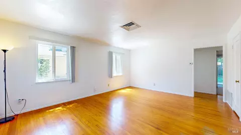 Living - 809 Maple Ave, Vallejo, CA 94591 photo 4 of 4