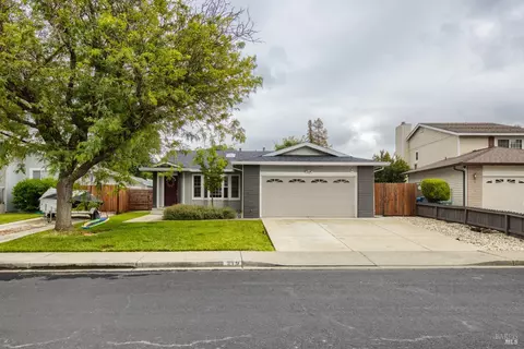 319 Brookdale Dr, Vacaville, CA 95687