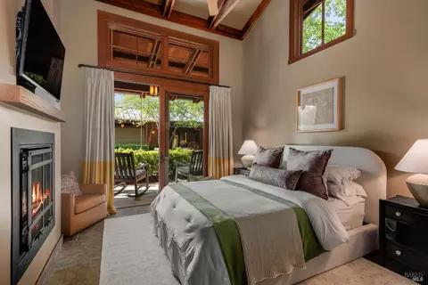 Bedroom - 437 W Dry Creek Rd, Healdsburg, CA 95448 photo 6 of 10