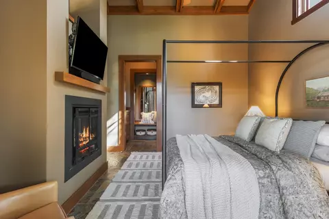 Bedroom - 437 W Dry Creek Rd, Healdsburg, CA 95448 photo 5 of 10