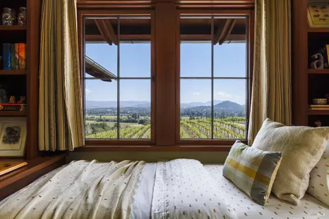 Bedroom - 437 W Dry Creek Rd, Healdsburg, CA 95448 photo 4 of 11