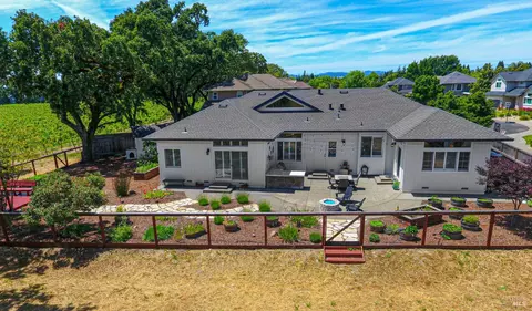 592 Peppertree Dr, Windsor, CA 95492