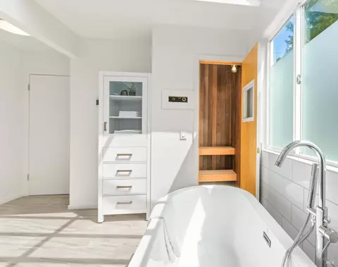 Bath - 453 Wellesley Ave, Mill Valley, CA 94941 photo 2 of 4