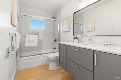 Bath - 453 Wellesley Ave, Mill Valley, CA 94941 photo 3 of 4