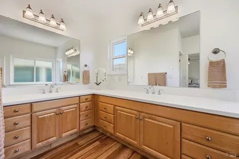 Bath - 180-178 Barrio Way, Windsor, CA 95492 photo 3 of 7