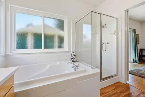 Bath - 180-178 Barrio Way, Windsor, CA 95492 photo 4 of 7