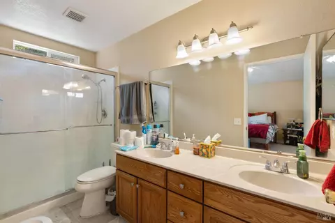 Bath - 154 Hawk Ct, Vacaville, CA 95687 photo 2 of 2