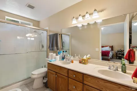 Bath - 154 Hawk Ct, Vacaville, CA 95687 photo 2 of 2