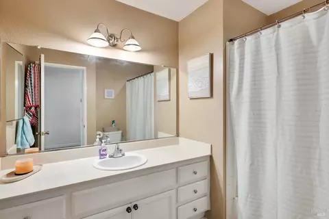 Bath - 154 Hawk Ct, Vacaville, CA 95687 photo 1 of 2