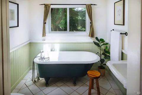 Bath - 210 W 3rd St, Cloverdale, CA 95425 photo 2 of 3