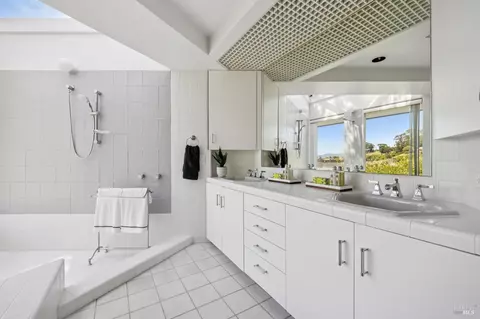 Bath - 4200 Paradise Dr, Tiburon, CA 94920 photo 2 of 5