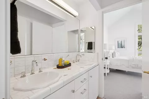 Bath - 4200 Paradise Dr, Tiburon, CA 94920 photo 4 of 5