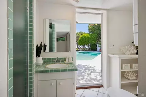 Bath - 4200 Paradise Dr, Tiburon, CA 94920 photo 3 of 5