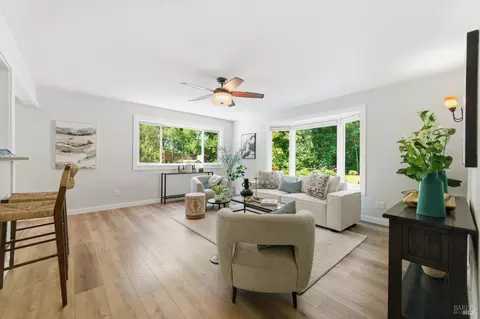 Living - 26 Queens Ct, Napa, CA 94558 photo 3 of 4