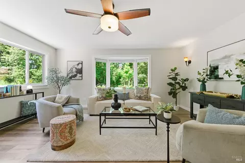 Living - 26 Queens Ct, Napa, CA 94558 photo 4 of 4