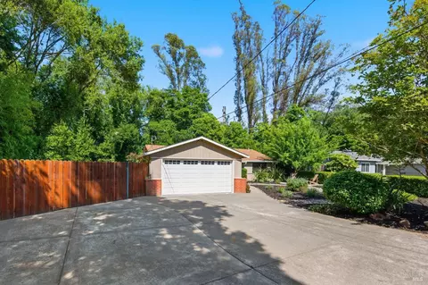 Exterior - 26 Queens Ct, Napa, CA 94558 photo 4 of 14