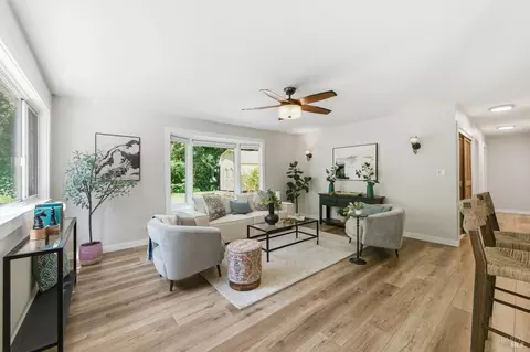 Living - 26 Queens Ct, Napa, CA 94558 photo 2 of 4