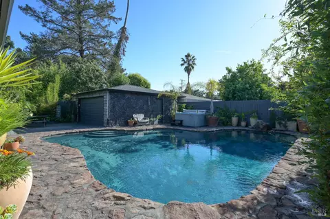 2111 Humboldt St, Santa Rosa, CA 95404