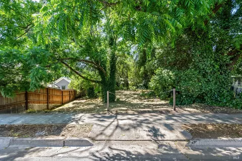 413 Fitch St, Healdsburg, CA 95448