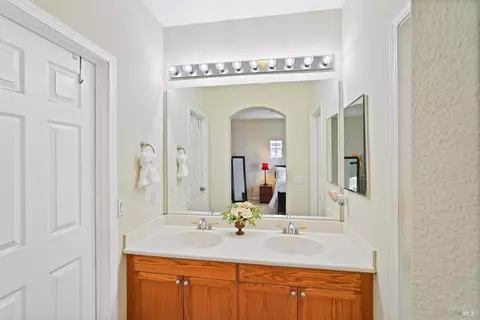 Bath - 40 Moon Shadow Dr, Milpitas, CA 95035 photo 4 of 8