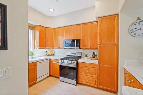 Kitchen - 40 Moon Shadow Dr, Milpitas, CA 95035 photo 3 of 7