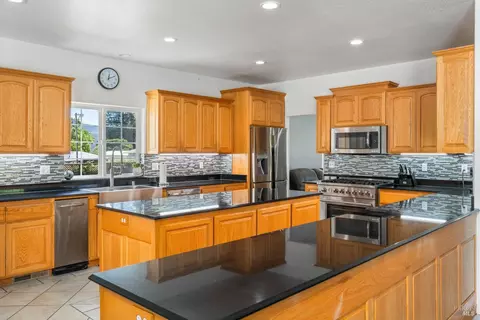 Kitchen - 160 Gobalet Ln, Ukiah, CA 95482 photo 3 of 10