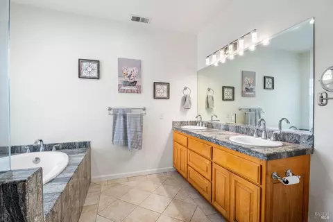 Bath - 160 Gobalet Ln, Ukiah, CA 95482 photo 2 of 8