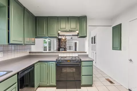 Kitchen - 160 Gobalet Ln, Ukiah, CA 95482 photo 10 of 10