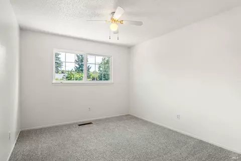 Bedroom - 160 Gobalet Ln, Ukiah, CA 95482 photo 9 of 11