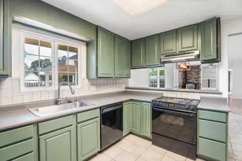 Kitchen - 160 Gobalet Ln, Ukiah, CA 95482 photo 9 of 10