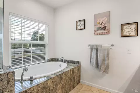 Bath - 160 Gobalet Ln, Ukiah, CA 95482 photo 3 of 8