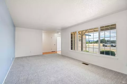 Living - 160 Gobalet Ln, Ukiah, CA 95482 photo 3 of 6