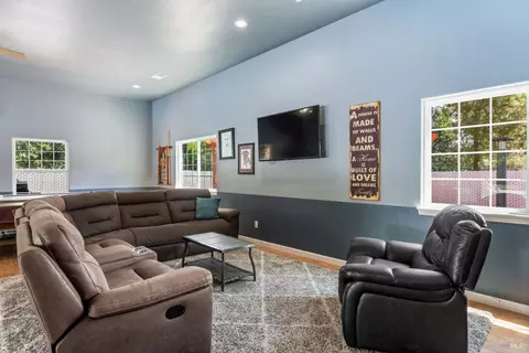 Living - 160 Gobalet Ln, Ukiah, CA 95482 photo 2 of 6