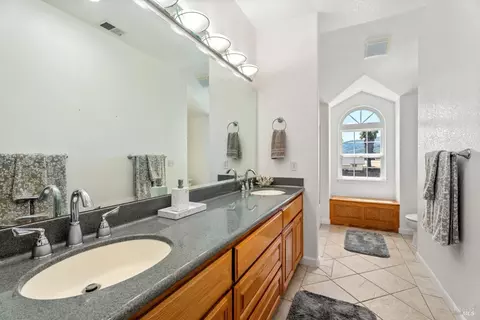 Bath - 160 Gobalet Ln, Ukiah, CA 95482 photo 1 of 8