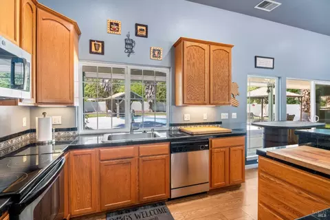 Kitchen - 160 Gobalet Ln, Ukiah, CA 95482 photo 5 of 10
