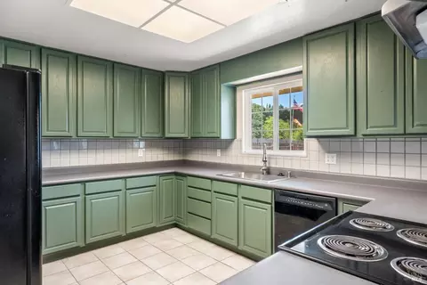 Kitchen - 160 Gobalet Ln, Ukiah, CA 95482 photo 8 of 10