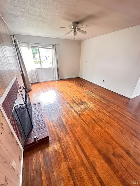 Living - 141 Anderson St, Vallejo, CA 94589 photo 2 of 5