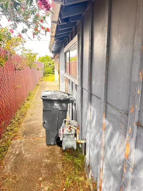 Exterior - 141 Anderson St, Vallejo, CA 94589 photo 5 of 6