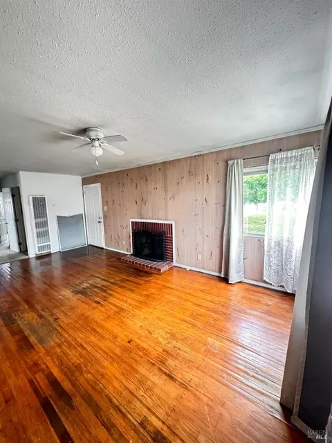 Living - 141 Anderson St, Vallejo, CA 94589 photo 4 of 5