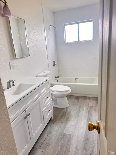 Bath - 141 Anderson St, Vallejo, CA 94589 photo 2 of 5