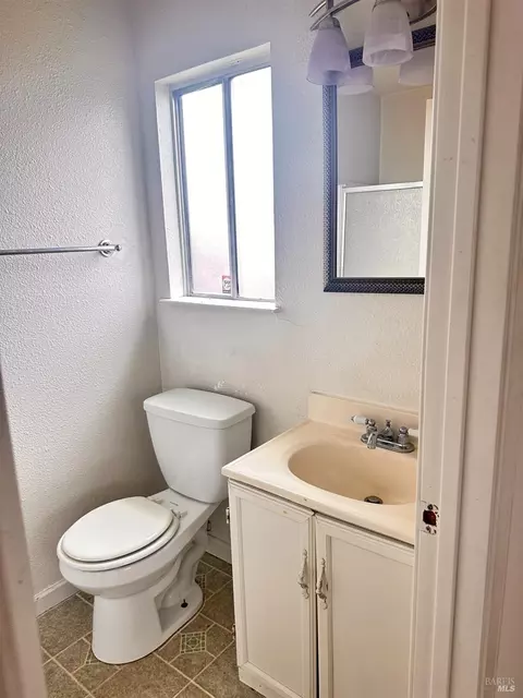 Bath - 141 Anderson St, Vallejo, CA 94589 photo 4 of 5
