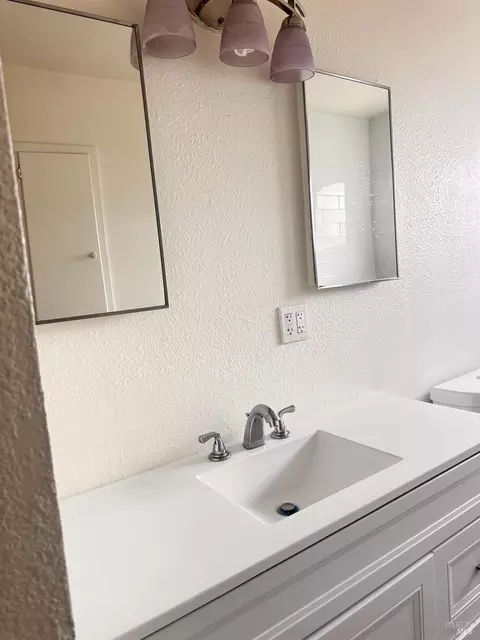 Bath - 141 Anderson St, Vallejo, CA 94589 photo 3 of 5